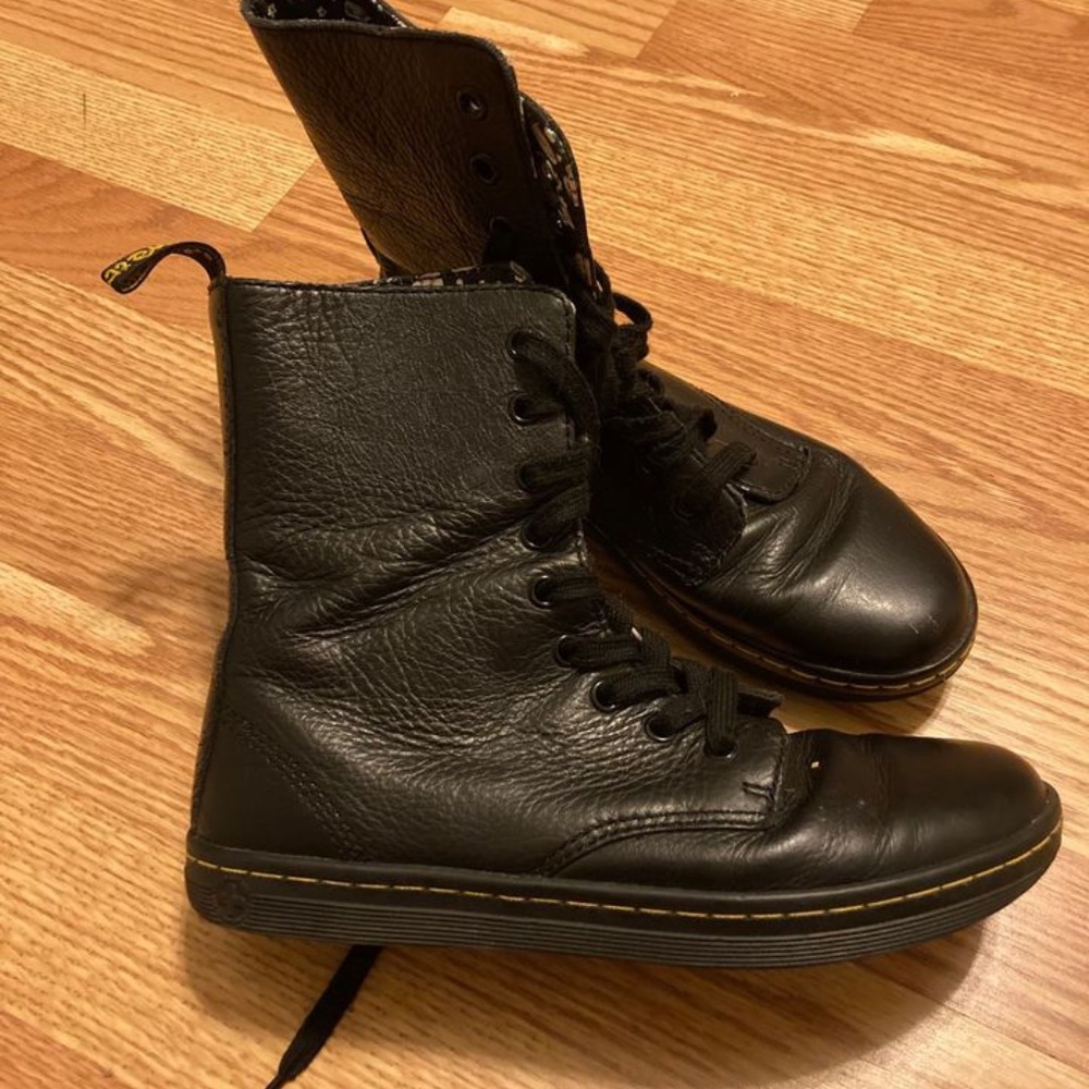 Dr Martens W7 Stratford leather high top boot sneakers. Very minimal wear.
